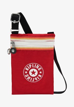 Petit sac bandoulière rouge avec sangle noire réglable, fermeture éclair blanche et logo Kipling avec une étoile dans un cercle à l'avant.