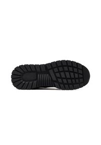 Suela de zapato de goma negra con surcos profundos y un patrón de agarre para mejorar la tracción, presentada sobre un fondo blanco.