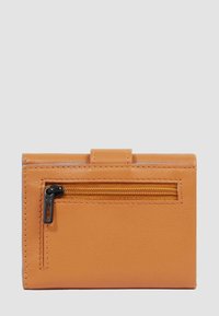 Oranje leren portemonnee met een gladde textuur, ritsvak aan de voorkant en een druksluiting, met strakke lijnen en een compact ontwerp.