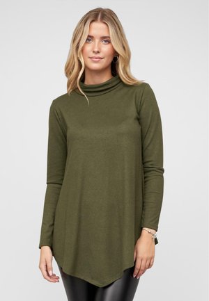 Haut à col roulé à manches longues vert olive avec une coupe décontractée et un ourlet légèrement arrondi, fabriqué en tissu doux et extensible.