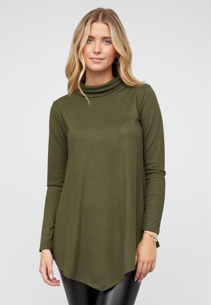 Haut à col roulé à manches longues vert olive avec une coupe décontractée et un ourlet légèrement arrondi, fabriqué en tissu doux et extensible.