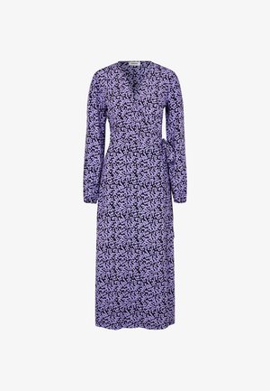 Vestido longo, envolvente, em roxo e preto com um padrão floral. Possui decote em V, mangas longas e um laço na cintura. Textura de tecido suave.