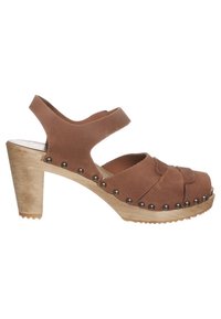 Sabot en cuir marron avec un dos ouvert, un design à larges brides, un devant plissé et des clous métalliques ronds le long de la semelle. Talon en bois.