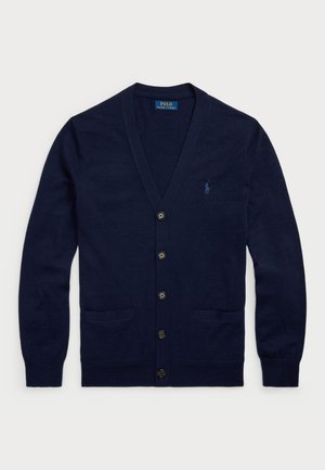 Gilet en laine bleu marine en tricot doux, avec un col en V, cinq boutons sur le devant, deux poches avant et un petit logo sur la poitrine.