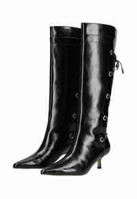 Schwarze patentierte Lederkniestrumpfstiefel mit zulaufenden Zehen, seitlichen Zierösen und einem kleinen Absatz. Glatte Textur und strukturiertes Design.