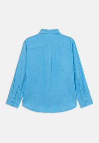 Ανοιχτό μπλε πουκάμισο με μακριά μανίκια, γιακά, πλάτη με κεντρική πτυχτή και κουμπωτές μανσέτες. Φτιαγμένο από υφή, υφαντό ύφασμα.