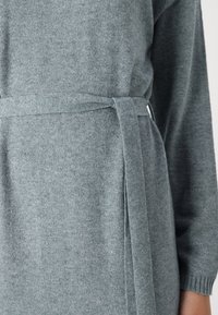 Thumbnail Image 7