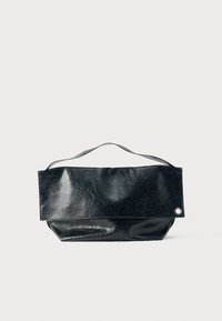 Sac en cuir noir à surface texturée, design rectangulaire, fermeture à rabat plié, et petit accent métallique.