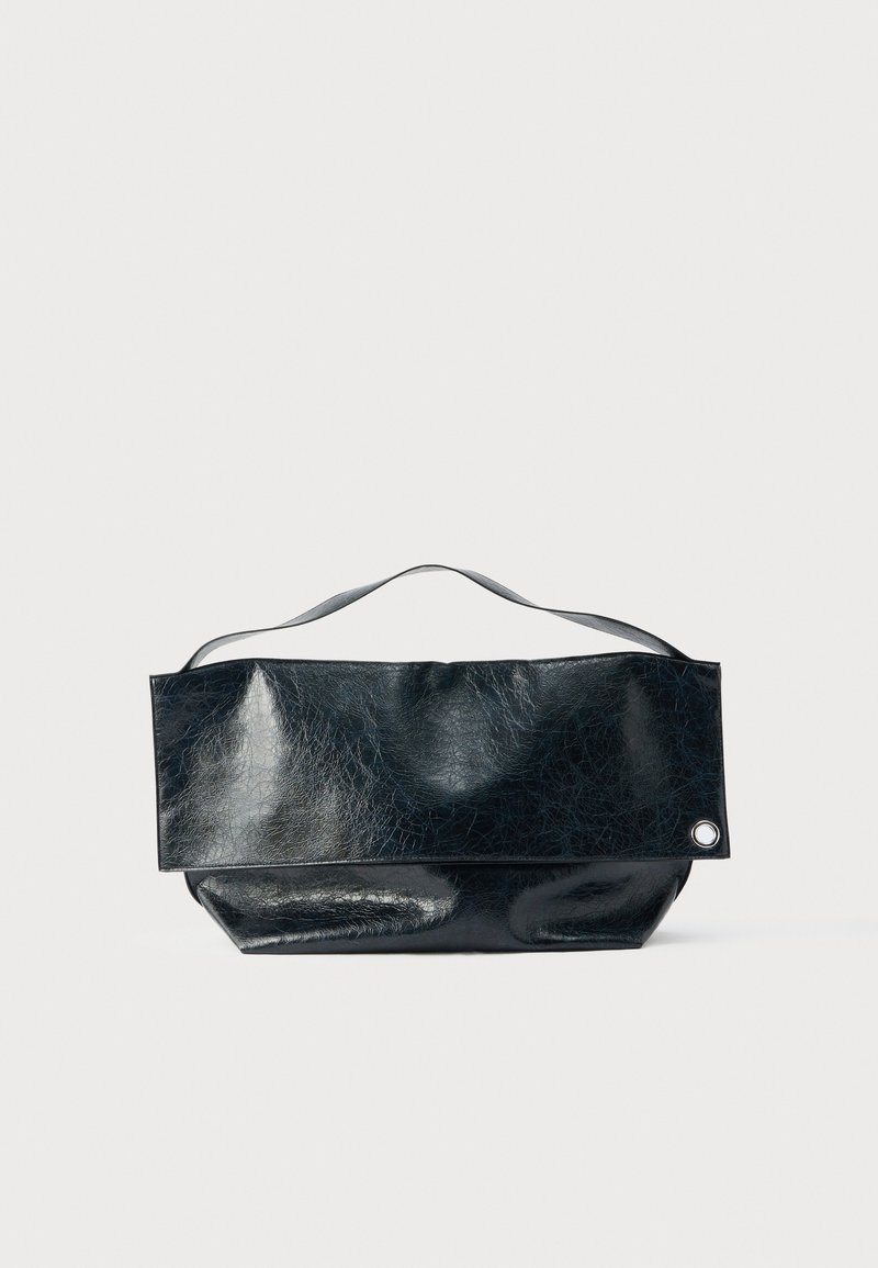 Sac en cuir noir à surface texturée, design rectangulaire, fermeture à rabat plié, et petit accent métallique.