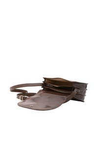 Borsa a tracolla in pelle marrone con una texture liscia, tracolla regolabile, chiusura a pattina e tasca interna con zip per una conservazione sicura.