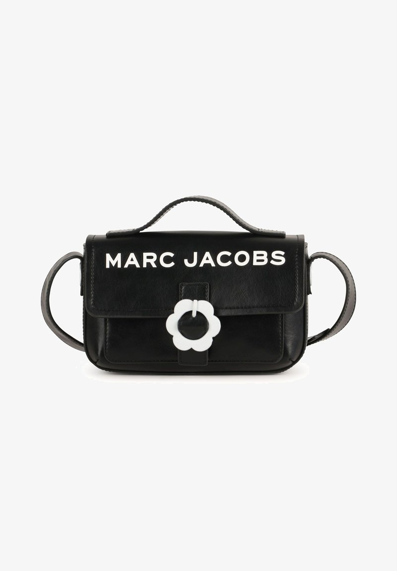 Zwarte leren schoudertas met wit "Marc Jacobs" logo, ronde bloemenvormige accent, bovenhandvat en verstelbare schouderband.