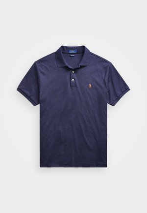 Mørkeblå polo skjorte i bomulds materiale med et klassisk design. Har krave, tre-knaplukning og et lille broderet logo på brystet.