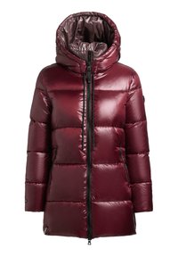 Burgundinpunainen untuvatakki kiiltävällä pinnalla, jossa on korkea huppu, vetoketjullinen etuosa ja tikattu malli. Mukana sivutaskut ja kiristysnyörit.