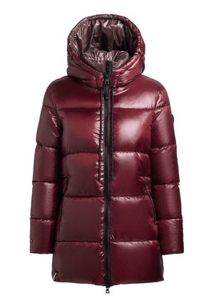 Bordeauxfarvet vatteret jakke med en blank finish, der har en høj hætte, lynlås foran og quiltet design. Indeholder sidelommer og snore.