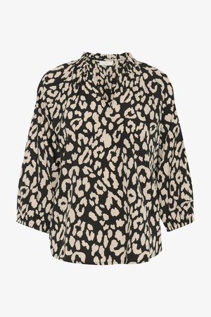 Czarna i beżowa bluzka w panterkę z wiązanym dekoltem, rękawami o długości trzech ćwierć, w luźnym kroju. Miękka tkanina z delikatnym połyskiem.