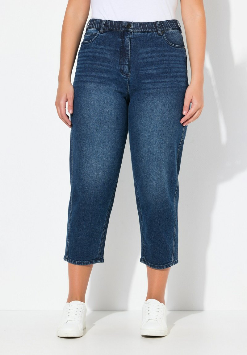 Tmavě modré džíny s crop střihm a vysokým pasem, s hladkým povrchem, pěti kapsami a viditelným prošitím na švech.