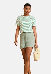 REGULAR FIT-CREW NECK  - Potiskana majica - green stripe palm foil print