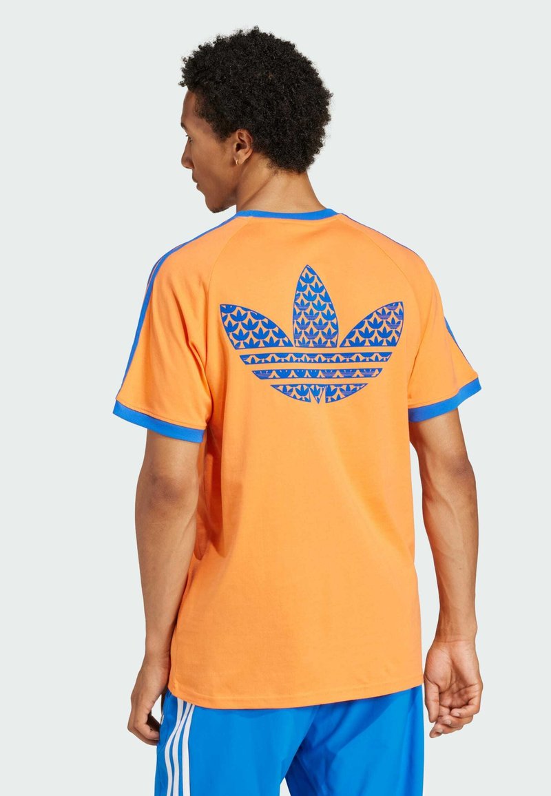 Camiseta de algodón naranja con acentos azules y logo de hoja azul en la parte posterior. Presenta mangas cortas y un diseño de cuello redondo.