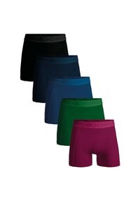 Fem par boxershorts i svart, mörkblå, marinblå, grön och bourgogne. Varje par har en mjuk midja med "MUCHACHOMALO"-logotyp.