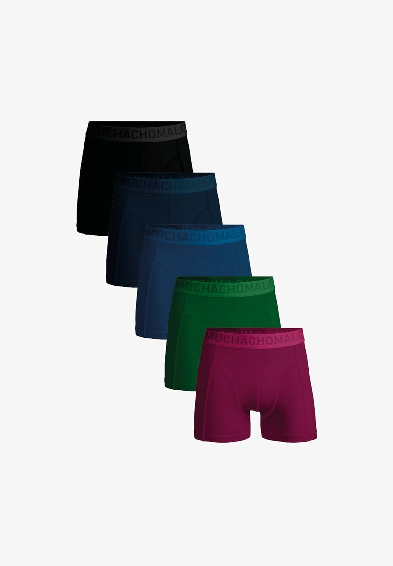 Fem par boxershorts i svart, mörkblå, marinblå, grön och bourgogne. Varje par har en mjuk midja med "MUCHACHOMALO"-logotyp.