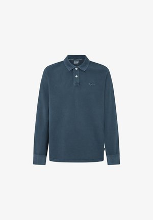 Tamno plavi polo majica s dugim rukavima, izrađena od mekog materijala, koja ima ovratnik, kopčanje na tri dugmeta i suptilan logotip na prsima.