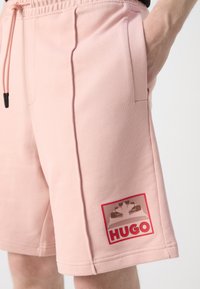 HUGO DEXEY RB - Donji dijelovi trenirke - light pastel pink