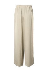 Pantalones beige de pierna ancha con cintura elástica y tela suave y fluida, diseñados para un ajuste suelto y cómodo.