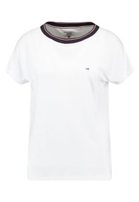 Bílá krátká tričko s kulatým námořnickým límečkem s červenými akcenty. Malé logo umístěné na levé straně hrudi. Bavlněný materiál.