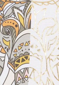 Grafisk print af en elefant i grå, orange og gul på den ene side, med et gyldent blomstermønster på den anden side, på en hvid baggrund. Glat overflade.