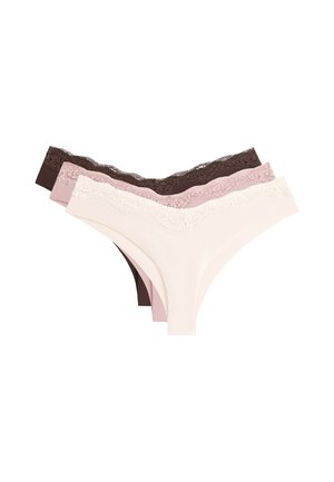 Drei Damen-Spitzentangas mit Spitzenbesatz in Beige, Hellrosa und Dunkelbraun, gestapelt auf weißem Hintergrund.