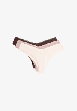 Drei Damen-Spitzentangas mit Spitzenbesatz in Beige, Hellrosa und Dunkelbraun, gestapelt auf weißem Hintergrund.
