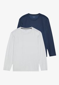 Twee langmouw T-shirts, één wit en één marineblauw. Beide hebben een ronde halslijn en een lichtgewicht stof met contrasterende schouderaccenten.