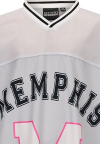 Grijze mesh sporttrui met zwarte "MEMPHIS" letters en roze accenten. Zwart-wit gestreepte halslijn, ademende textuur.