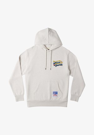 Jasnoszara bluza z kapturem, wykonana z miękkiego materiału, z przednią kieszenią typu kangur i kolorowym logo "DC Shoes Company" na klatce piersiowej.