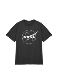 Černé bavlněné tričko s bílým logem NASA, které má kruhový design a orbitální prsteny. Volný střih s kulatým výstřihem.