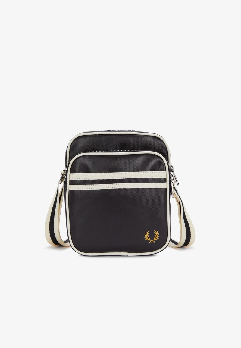 Sac bandoulière noir avec rayures blanches, sangle réglable, poche avant zippée et petit logo en forme de couronne de laurier dorée en bas à droite.