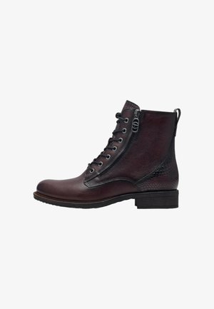 Bottines en cuir bourgogne avec un côté texturé, fermeture à lacets à l'avant et bout lisse. Fermeture éclair sur le côté pour un enfilage aisée. Talon plat et semelle durable.