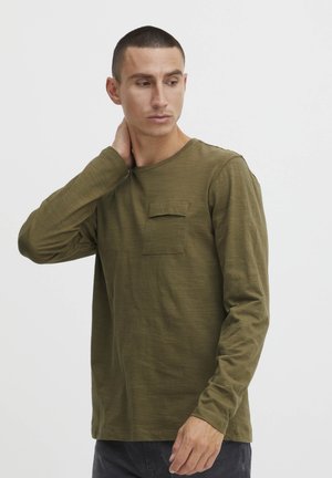 Long-sleeve, olive green t-shirt made of soft fabric, featuring a chest pocket and a round neckline. Smooth texture with a relaxed fit.