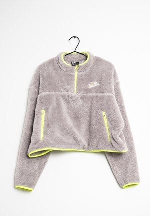 Pull gris flou avec un col haut, un demi-zip à l'avant et deux poches latérales zippées. Présente des accents jaune néon et un logo.