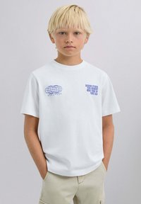 Weißes Baumwoll-T-Shirt mit blauen gedruckten Grafiken. Rundhalsausschnitt, kurze Ärmel, lockere Passform. Keine sichtbaren Muster oder Hardware.