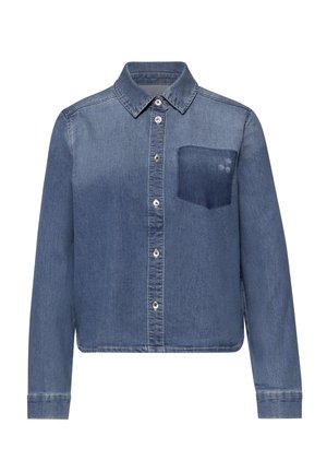 Langærmet blå denim skjorte med knapper, spidst krave og en brystlomme på venstre side.