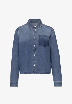 Langærmet blå denim skjorte med knapper, spidst krave og en brystlomme på venstre side.