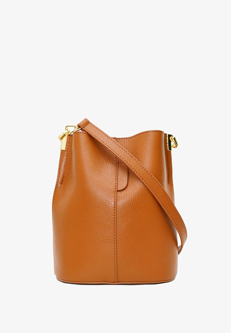 Sac seau en cuir brun avec une surface texturée, une bandoulière réglable et des accents en métal doré. Dispose d'une fermeture supérieure sécurisée.