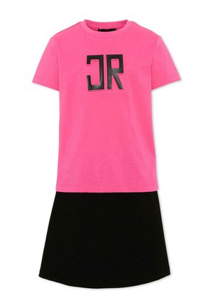 Top rosa acceso a maniche corte con lettere nere in grassetto "JR" abbinato a una semplice gonna nera al ginocchio.