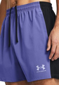 Under Armour Kurze Sporthose - lila