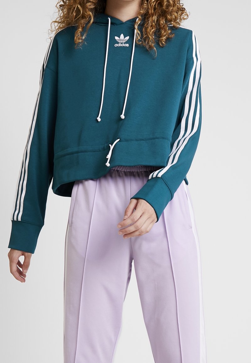 Teal kortärmad hoodie med vita dragsko, med vita tre-stripes-accenter på ärmarna och en liten Adidas-logotyp på bröstet.