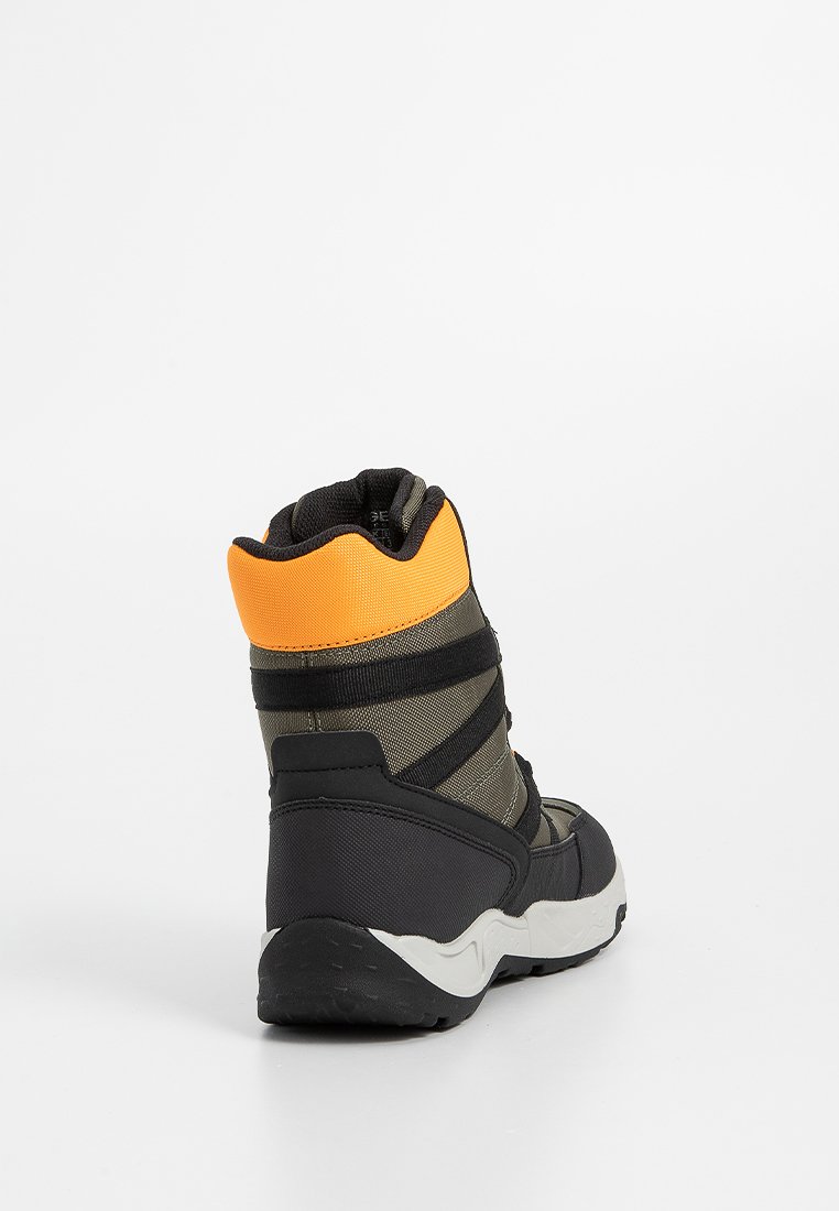 Wasserdichte Stiefel mit einem Farbdesign aus Schwarz, Grau und Orange. Strukturoberfläche mit elastischen Riemen und einer dicken Gummisohle.