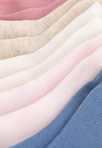 Otto pezzi di tessuto in colori pastello: rosa, beige, bianco e azzurro. Maglia testurizzata con dettagli a coste visibili, disposti in un layout a cascata.