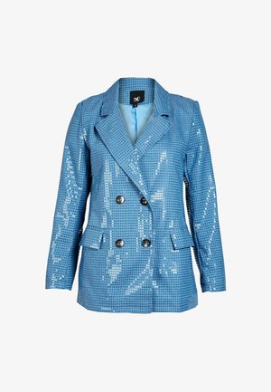 Plavi dvoredni sako s uzorkom sjajnih kvadrata, reverom, kopčanjem na dugmad i džepovima s klapnama, prikazan na bijeloj pozadini.