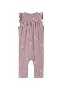 Mono de algodón morado con mangas de volante, que presenta un estampado de mariposas y flores en blanco y verde claro. Incluye un diseño de espalda fruncida.